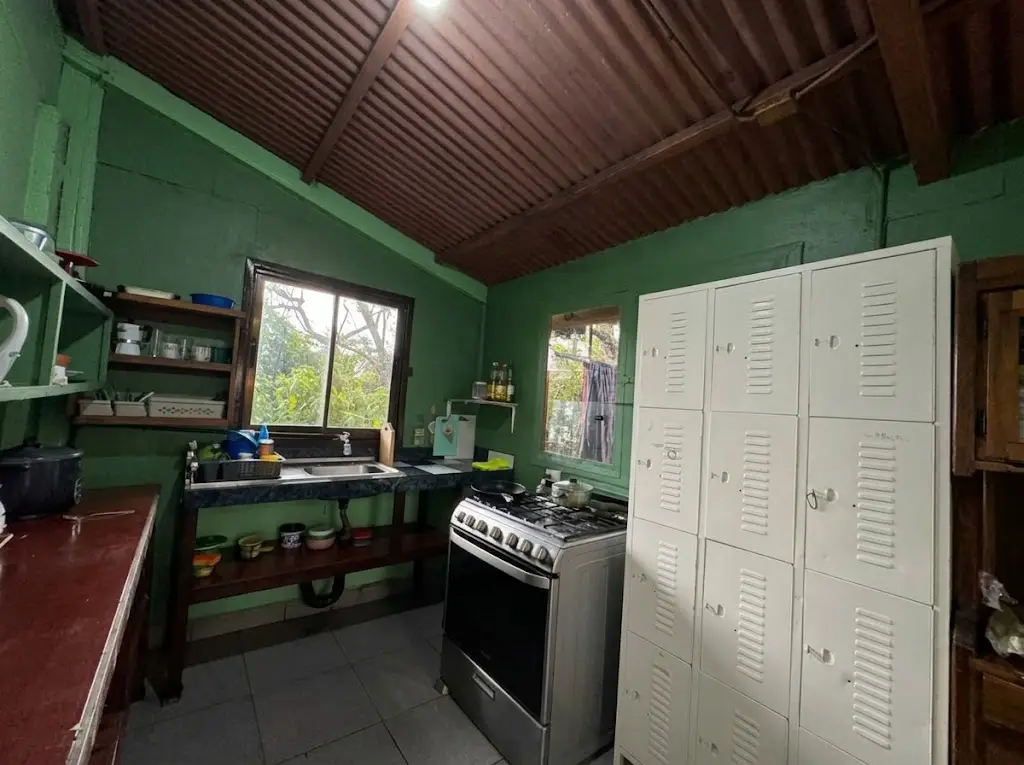 Cocina compartida equipada con estufa y lockers