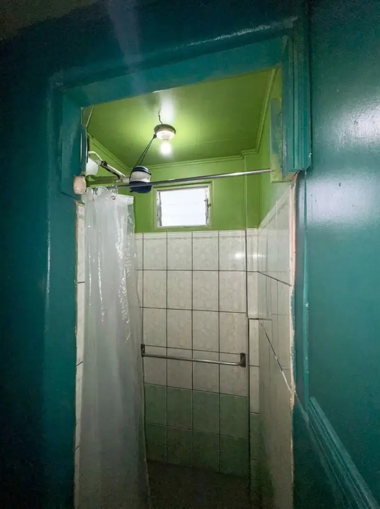 Instalaciones sanitarias y ducha compartida