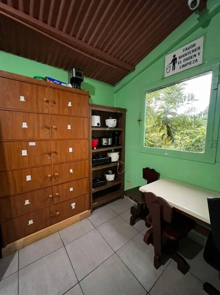 Alacena y lockers de cocina compartida