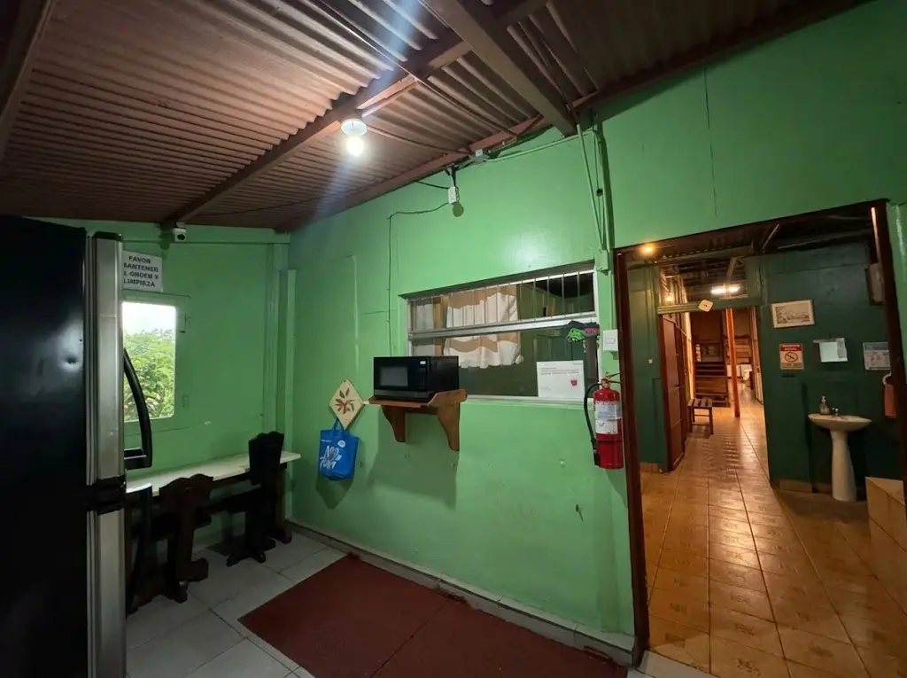 Área compartida de microondas, refrigeradores y baños