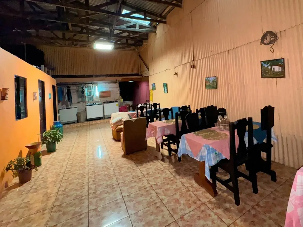 Sala de estar compartida ángulo trasero